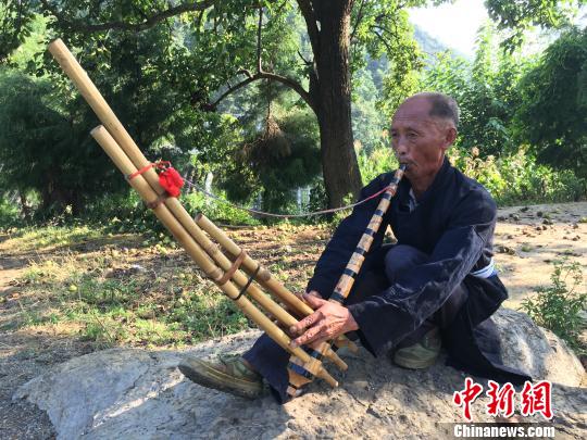 图为苗族“烧灵舞”传承人杨德明在排练演奏芦笙。　杨云 摄