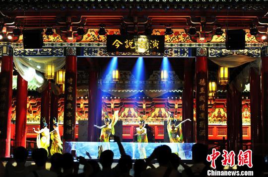 8月26日晚，古装扮演者在戏台上表演舞蹈《霓裳羽衣曲》。　刘占昆　摄
