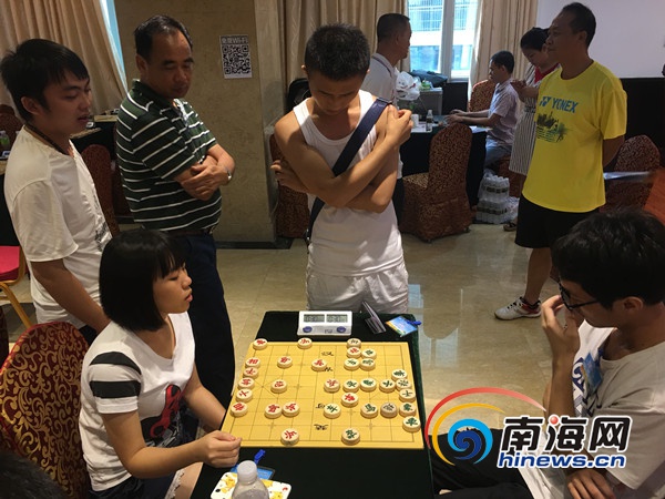 选手们的精彩博弈吸引其他小选手围观。南海网记者 杨柳青 摄