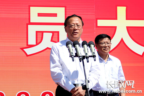 河北省人民政府副省长姜德果宣布水曹铁路项目开工。长城网 邢丁 摄