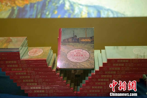 　　摆放整齐的《梵高地图》。电子工业出版社供图。