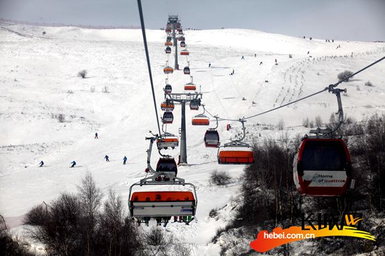 　　冬季到云顶滑雪场滑雪的游客。长城网 张世豪 摄