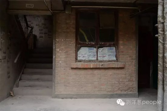 8月29日，白银市白银棉纺厂家属楼3号楼一层的一个小居室。2006年至2012年，犯罪嫌疑人高承勇曾经租住在这里。他经常和周围邻居打麻将。新京报记者 吴江摄