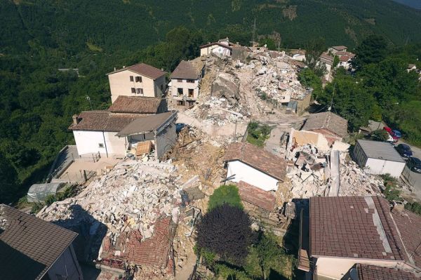 这是8月26日在意大利中部萨莱塔村拍摄的在24日地震中损毁的当地建筑。新华社/路透