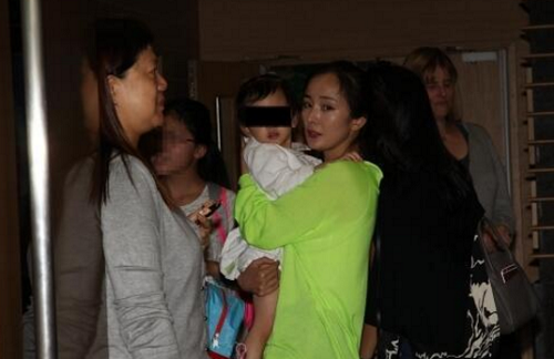 杨幂送小糯米返校 抱着女儿一脸温柔