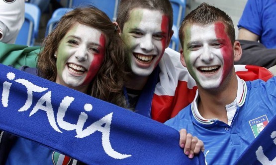 欧洲球迷都有狂躁症？为啥他们总是大打出手？！