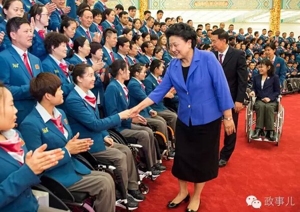 　　坐在轮椅上的是张海迪