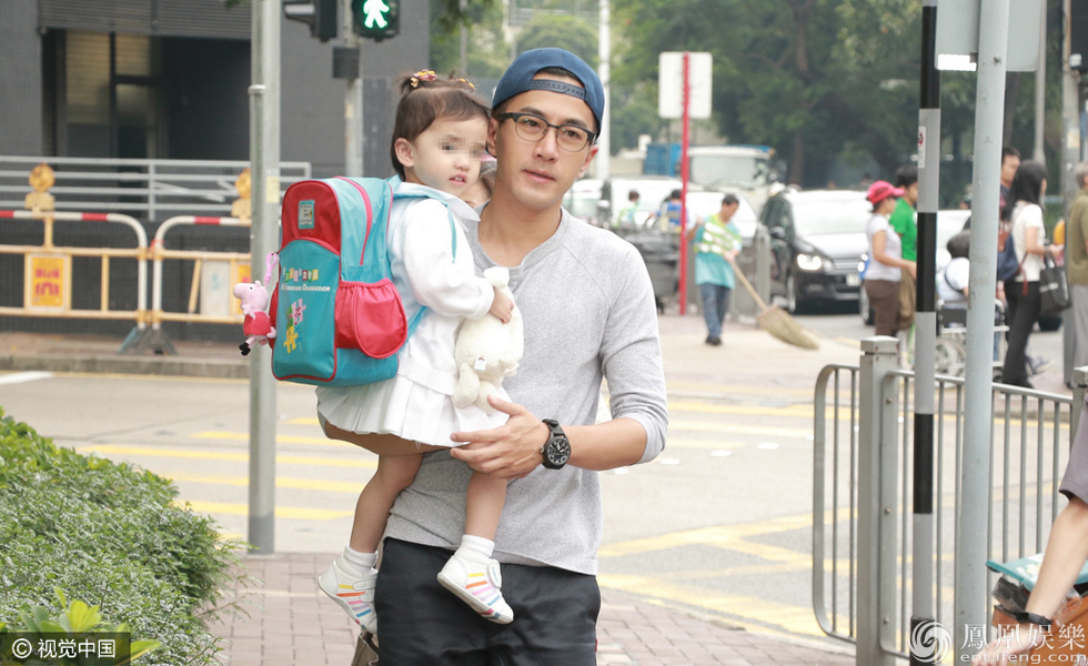 刘恺威抱娃上学 小糯米手持玩偶乖巧可爱