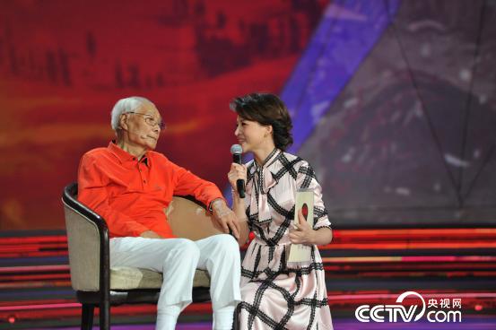 　　主持人董卿与104岁的老红军秦华礼