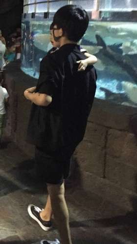 易烊千玺又出来遛弟弟了,脚上的鞋子亮了_凤凰娱乐