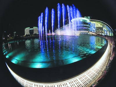 8月27日，与杭州城市阳台相邻的杭州大剧院前上演音乐喷泉。