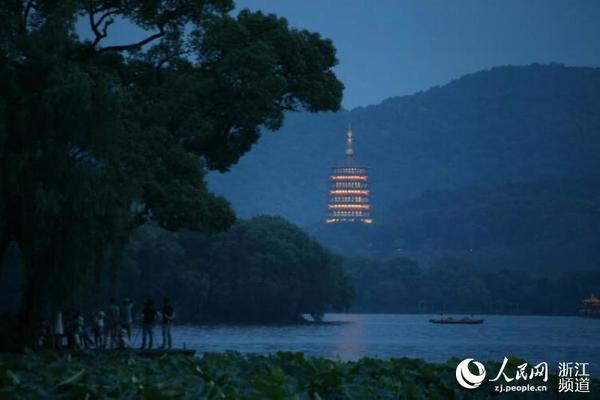 雷峰塔夜景，此塔为吴越忠懿王钱弘俶因黄妃得子建，初名“皇妃塔”因地建于雷峰，后人改称“雷峰塔”。雷锋夕照是西湖十景之一。