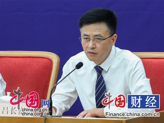 合肥市高新区管委会副主任吕长富发言 中国网财经9月2日讯 国家发改委今日召开新闻发布会,介绍双创示范基地有关情况。合肥市高新区管委会副主任吕长富表示,目前区内集聚各类市场主体16000余家,已形成新一代信息技术、集成电路、公共安全、生物医药、新能源等六大新兴产业集群,高新技术产业产值在规上产值占比高达71%。 据介绍,合肥高新区是首批国家级高新区之一,目前区里集聚各类市场主体16000余家,已形成新一代信息技术、集成电路、公共安全、生物医药、新能源等六大新兴产业集群,高新技术产业产值在规上产值占比高达7