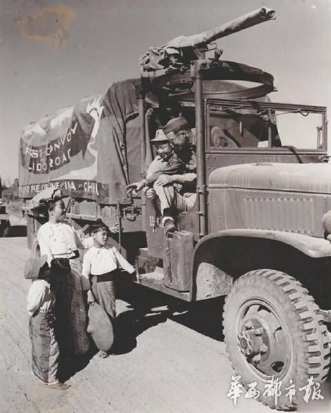 1945年2月2日，远征军车队驶出密支那时，辞别当地人。（资料图片）