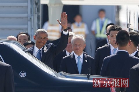 奥巴马致意接机人员。