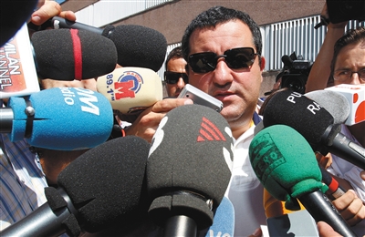 今年夏天，拉伊奥拉把转会市场中最大的鱼博格巴卖给了曼联，还把不得志的巴洛特利（下图）运作去了尼斯。本版图片/视觉中国