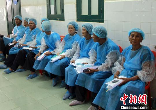 海南柬埔寨光亮行眼科专家高超技艺感动柬埔寨患者