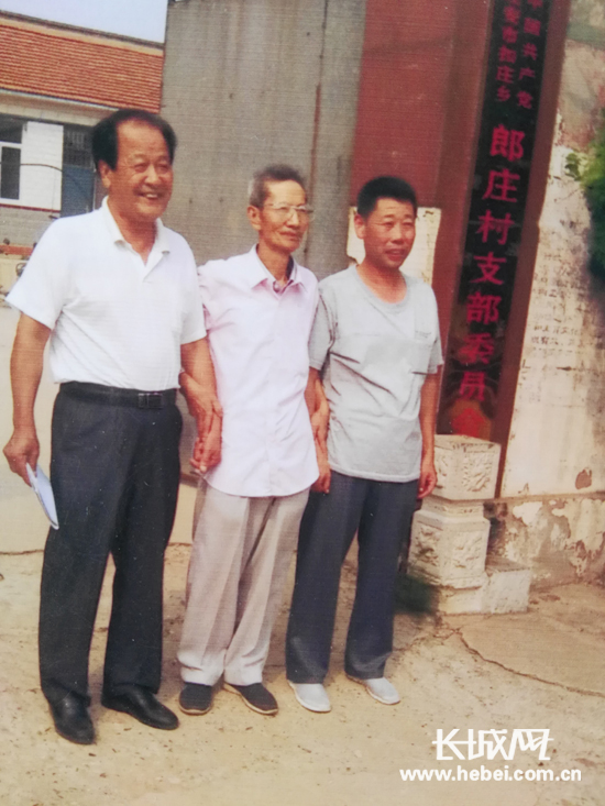 郎贵春老人与郎庄村两委干部合影留念(中为 郎贵春)。朱艳辉 摄