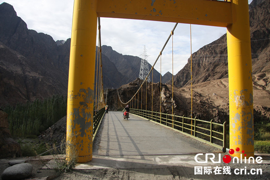 边检站的背后，是横跨叶尔羌河与塔什库尔干河交汇处的大桥