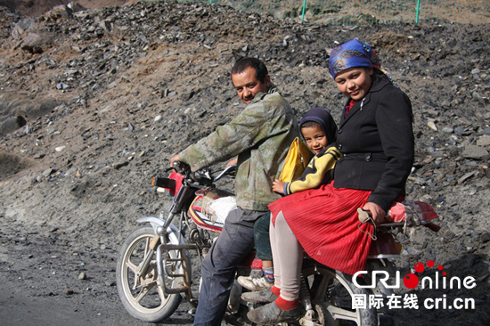 通过边检站的一家人