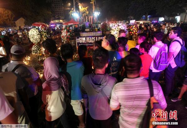菲律宾发生爆炸事故夜市重新营业 民众前往悼