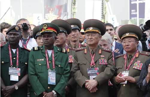 朝鲜人民武力部副部长尹东贤（右二）率团参观俄罗斯武器装备展（网页截图）