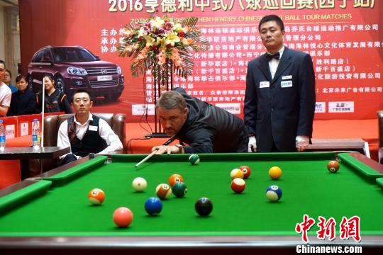 图为史蒂芬·亨得利正在与西北五省区中式黑八冠军刘剑切磋球技。孙睿　摄