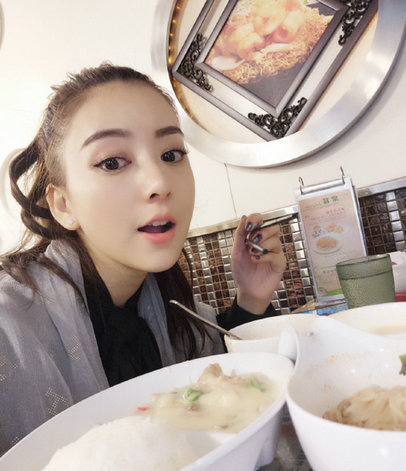 郭富城女友方媛肤白貌美 深夜开吃大快朵颐