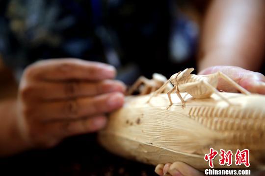 图为木雕展示。 梁犇 摄