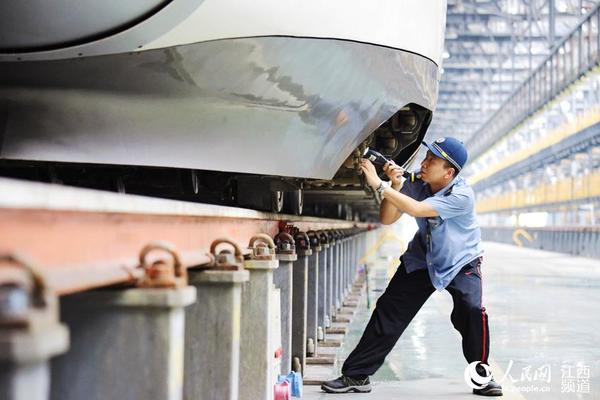 9月9日7时许，南昌西动车运用所检修二组工长张庭浩在检修库内对CRH380A型动车组进行检修。