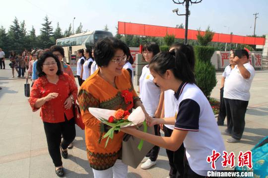 山东省华侨中学学生热烈欢迎侨胞的到来。　胡耀杰 摄