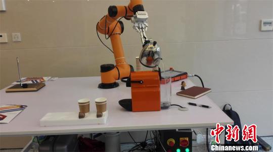 茶歇休息区有自动冲咖啡的机器人　唐娟　摄