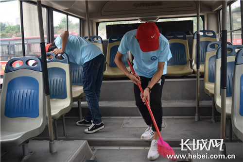 公交车上现小红帽!大学生打扫107路车队公交车