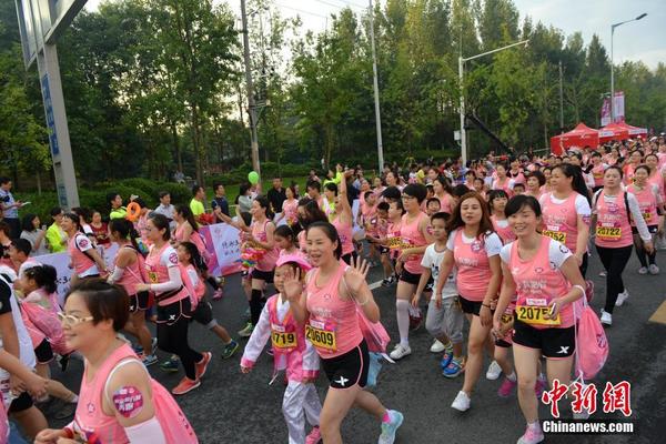 数千名女性成都参加全国女子半程马拉松锦标赛