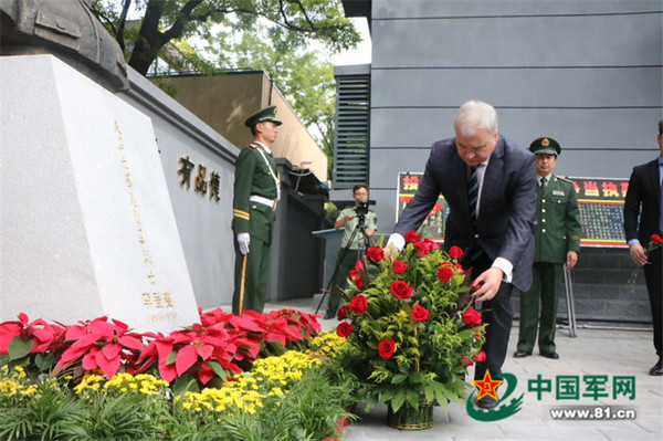 俄罗斯驻华大使向李登贵烈士献花。郑光傲摄