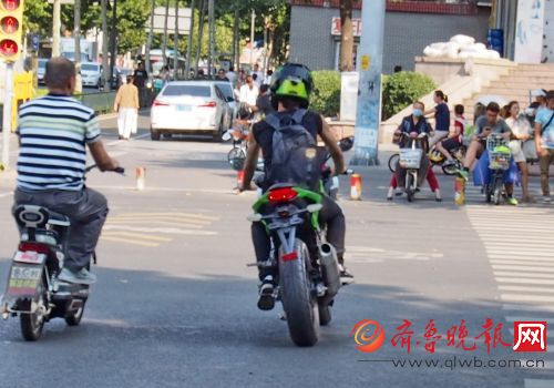 无牌大赛车摩托