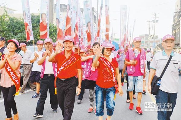 吕老干(中)全乡走透透拜票,信心满满。图片来源:台湾《中时电子报》