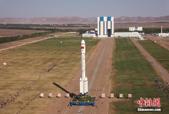 天宫二号空间实验室与长征二号F T2火箭垂直转运至发射塔架。　孙浩摄