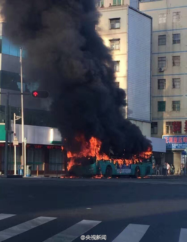 深圳一公交车着火 已造成一人死亡（图）