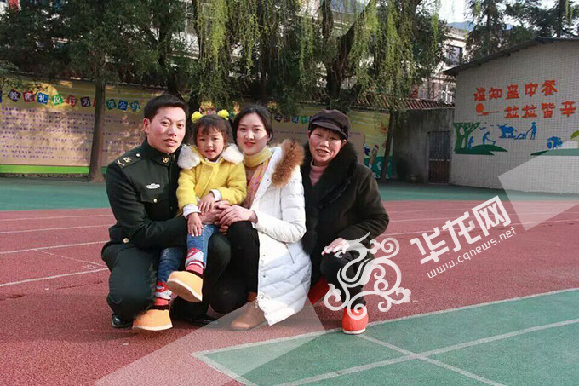 谢东敏被评为2016重庆十大“最美家庭”。市妇联供图 华龙网发