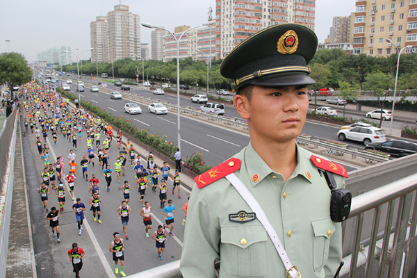 北京武警官兵为国际马拉松赛保驾护航