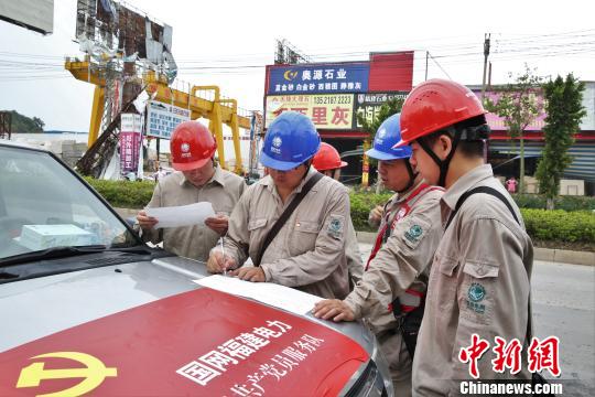 圖為搶修隊員在現場商討指定搶修方案。　鐘曉鋒 攝