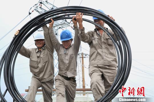 圖為龍巖供電公司搶修隊員正在緊急搬運搶修物資。　鐘曉鋒　攝
