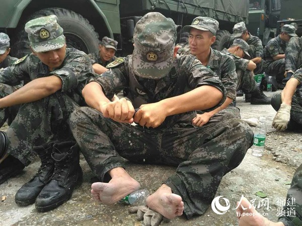 官兵脚上磨了泡,衣服能够拧出水来.段红伟 供图