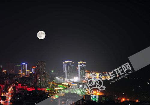中秋夜男子拉二胡《十五的月亮》至深夜动态邻居包巴掌呼表情图片