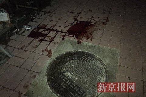 事发地附近地面上，仍残留血迹。新京报记者王煜 摄