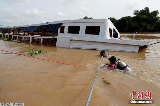 当地时间9月18日下午，泰国湄南河一艘超载客船在大城府撞上防洪坝而翻覆。