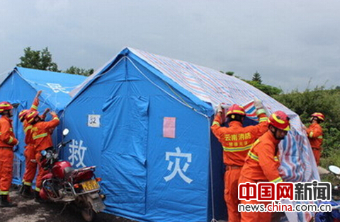 给所有帐篷加盖防水彩条布