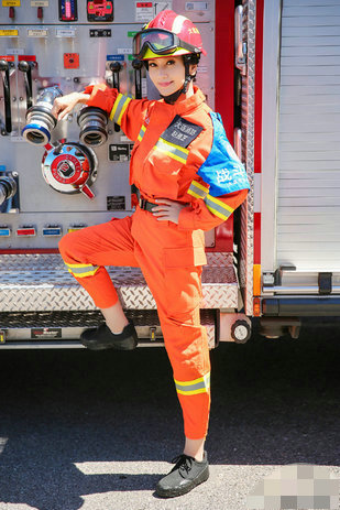 赵雅芝上演制服诱惑 变身消防员英姿飒爽