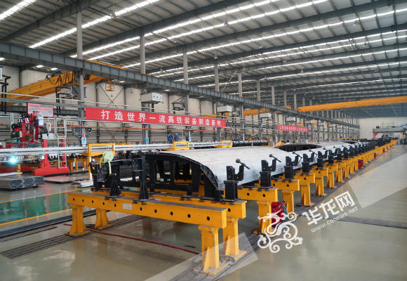 加工中的高铁型材。 首席记者 徐焱 摄